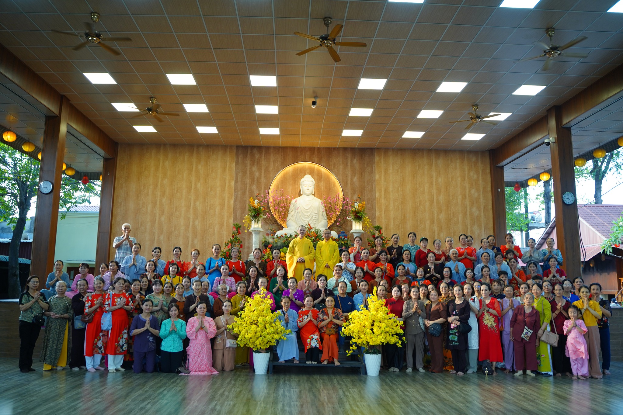 Đi chùa đầu năm